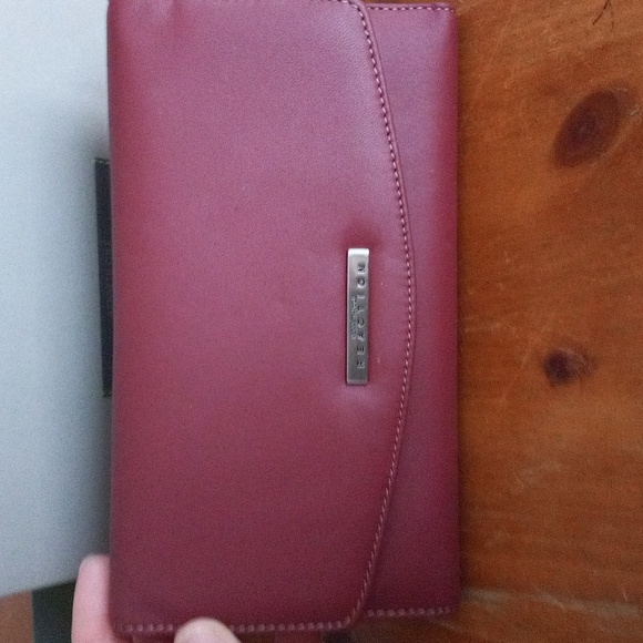 Kenneth Cole Reaction Burgundy Wallet - Picture 1 of 5